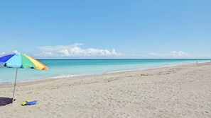Beach - Beach Front Condo in Ocean Villages with King Size Bed (Fort Pierce)