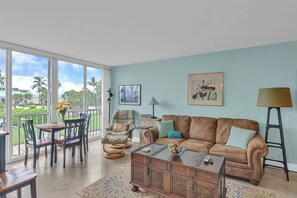 Smart TV - Beach Front Condo in Ocean Villages with King Size Bed (Fort Pierce)