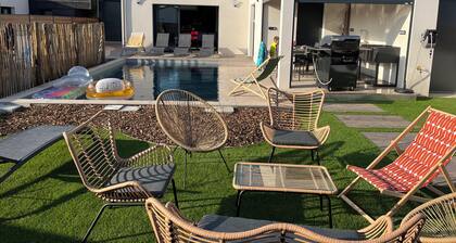 Villa Avec Piscine et Spa à 1 km de la Plage