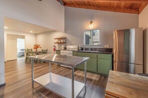 Private kitchen - Cozy mountain home explore the nearby hiking trails or slopes. (Big Bear)