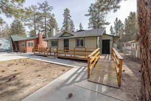 Exterior - Cozy mountain home explore the nearby hiking trails or slopes. (Big Bear)