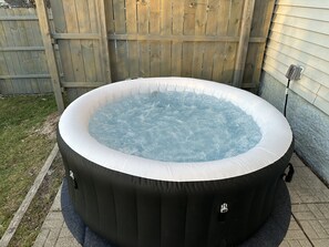 Outdoor spa tub - House in Quaint Neighborhood near Downtown Milwaukee Pet-Friendly! (Milwaukee)