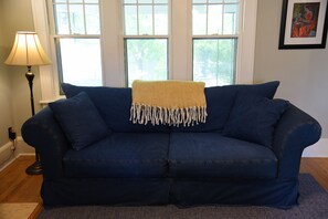 Smart TV, fireplace, stereo - House in Quaint Neighborhood near Downtown Milwaukee Pet-Friendly! (Milwaukee)