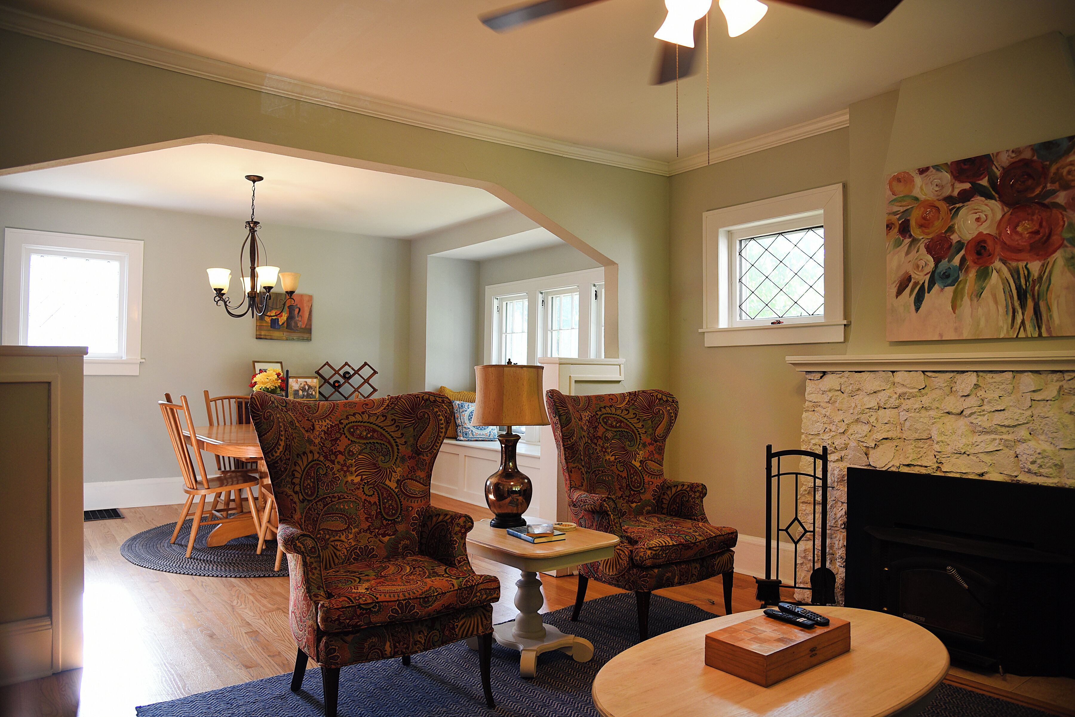 Smart TV, chimenea y estéreo 