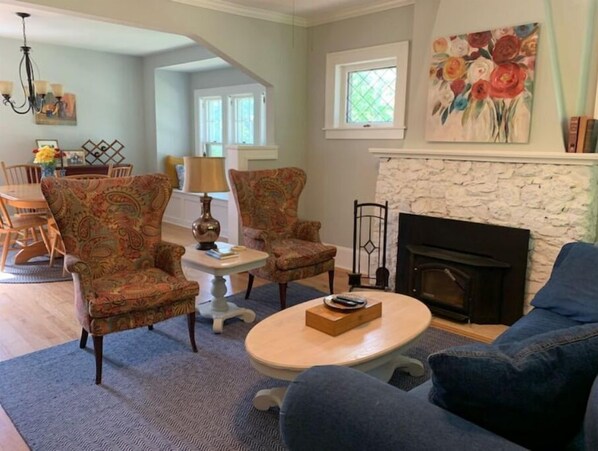 智能电视、壁炉、立体声音响