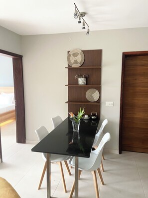 Apartment, 1 Queen Bed | Dining