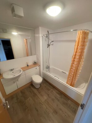 Apartment | Bathroom | Combined shower/tub, deep soaking tub, towels - Lovely 2-bed Apartment in Edinburgh (Edinburgh)