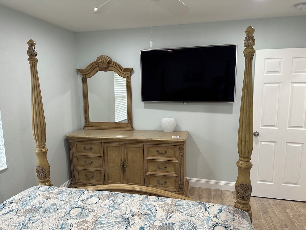 Lake Valrico Camelot Court with Heated Pool and access to 134 acre