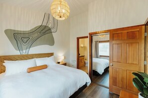 1 bedroom, desk, iron/ironing board, travel cot - One-Bedroom King Deluxe Suite with Full Kitchen and Washer/Dryer in the Heart of Kalispell, MT (Kalispell)