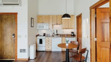 Microondas, horno, placa de cocina y lavavajillas