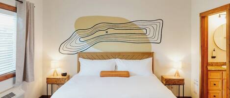 1 soverom, skrivebord, strykejern/-brett og reiseseng for barn