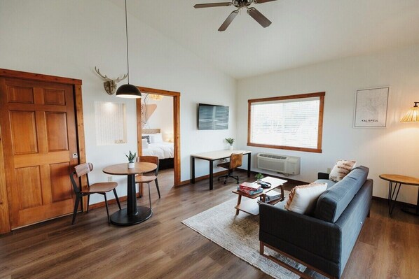 Interior - One-Bedroom King Deluxe Suite with Full Kitchen and Washer/Dryer in the Heart of Kalispell, MT (Kalispell)