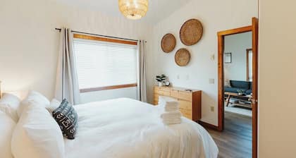 One-Bedroom King Deluxe Suite with Full Kitchen and Washer/Dryer in the Heart of Kalispell, MT