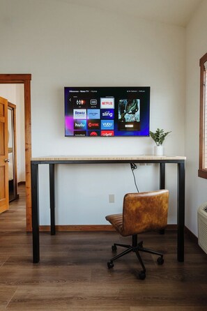 Interior - One-Bedroom King Deluxe Suite with Full Kitchen and Washer/Dryer in the Heart of Kalispell, MT (Kalispell)