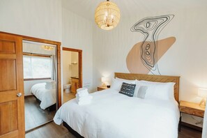 1 bedroom, desk, iron/ironing board, travel crib - One-Bedroom King Deluxe Suite with Full Kitchen and Washer/Dryer in the Heart of Kalispell, MT (Kalispell)