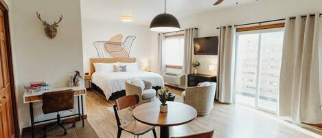 Een bureau, een strijkplank/strijkijzer, reisbedje, gratis wifi