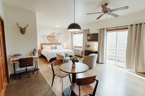 办公桌、熨斗/熨衣板、旅行婴儿床、免费 WiFi