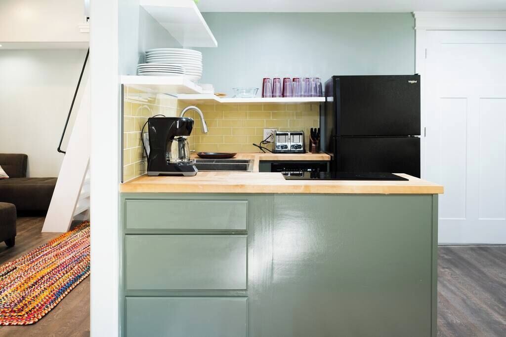 Kylskåp, mikrovågsugn, spishäll och diskmaskin