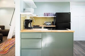 Een koelkast, een microgolfoven, een kookplaat, een vaatwasser