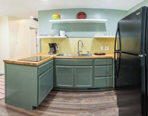Fridge, microwave, stovetop, dishwasher