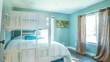 3 bedrooms, iron/ironing board, WiFi, bed sheets