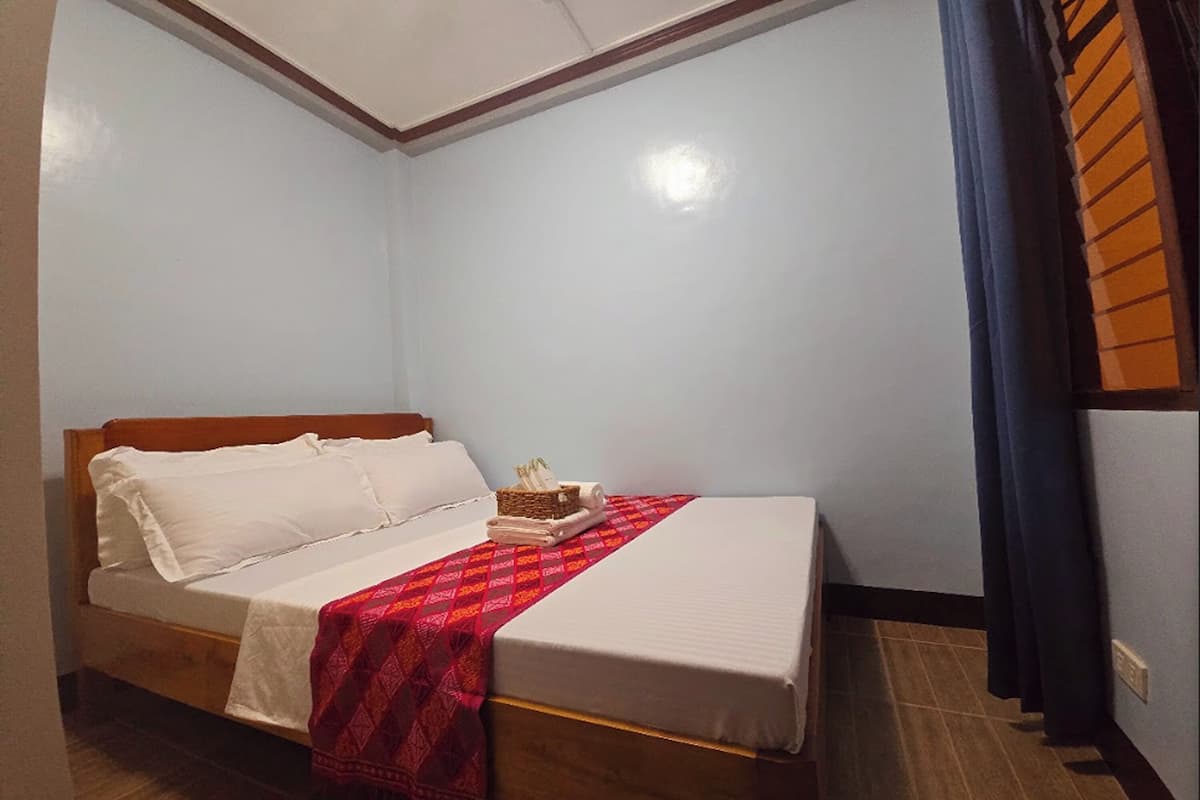 Escritorio, sistema de insonorización, wifi gratis y muebles diferentes 