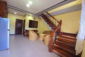 Habitación familiar, 2 habitaciones | Zona de estar | Televisión LCD de 32 pulgadas con canales por cable, Netflix