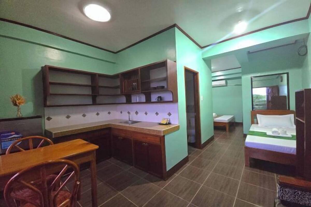Escritorio, sistema de insonorización, wifi gratis y muebles diferentes 