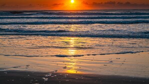 A beach with waves and a sunset. - RIVIERA Kujukuri (Kujukuri)