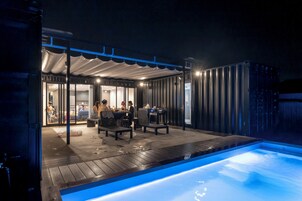 Utomhuspool och solstolar