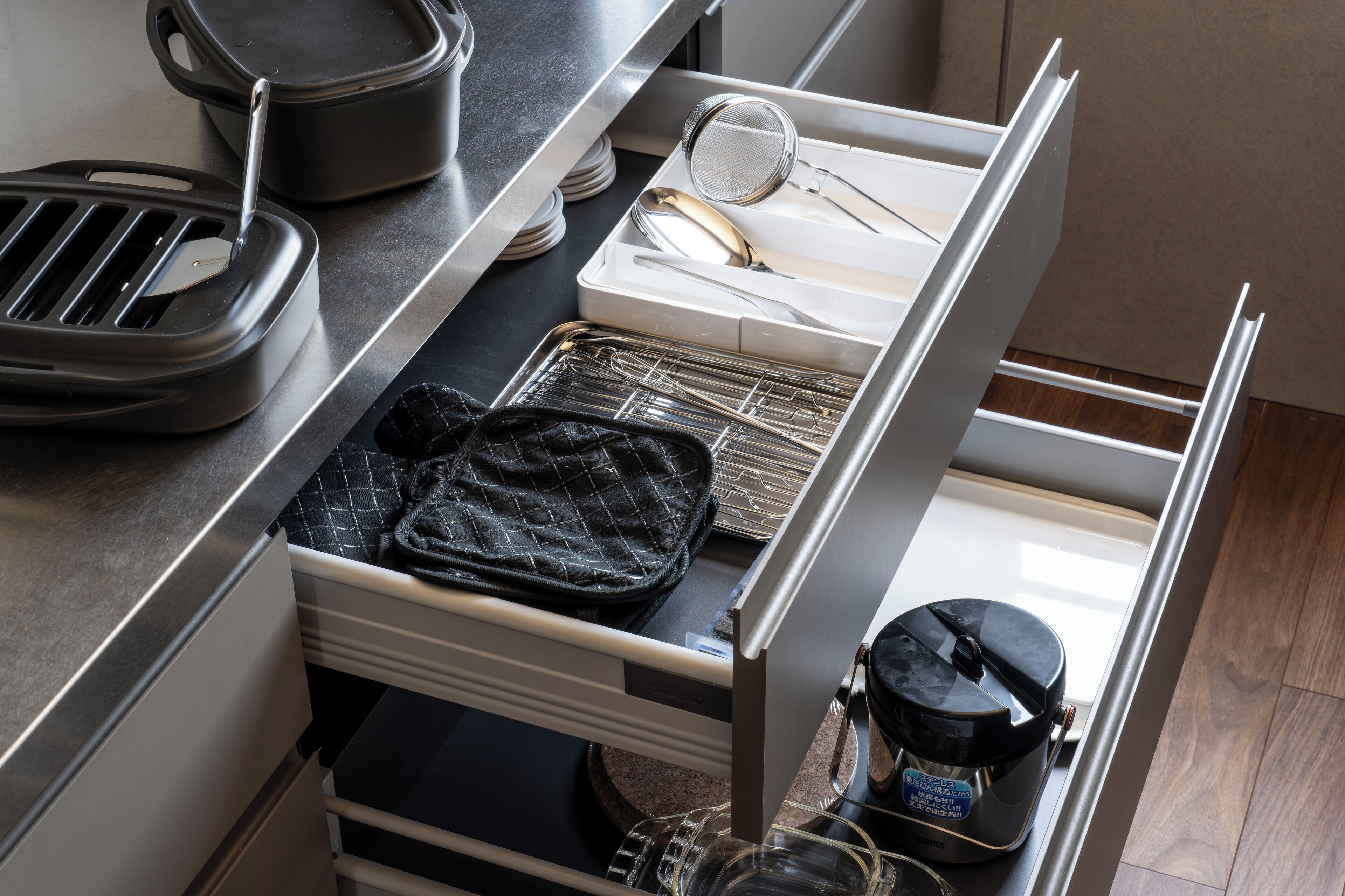 Una cocina equipada con lavavajillas y cafetera.