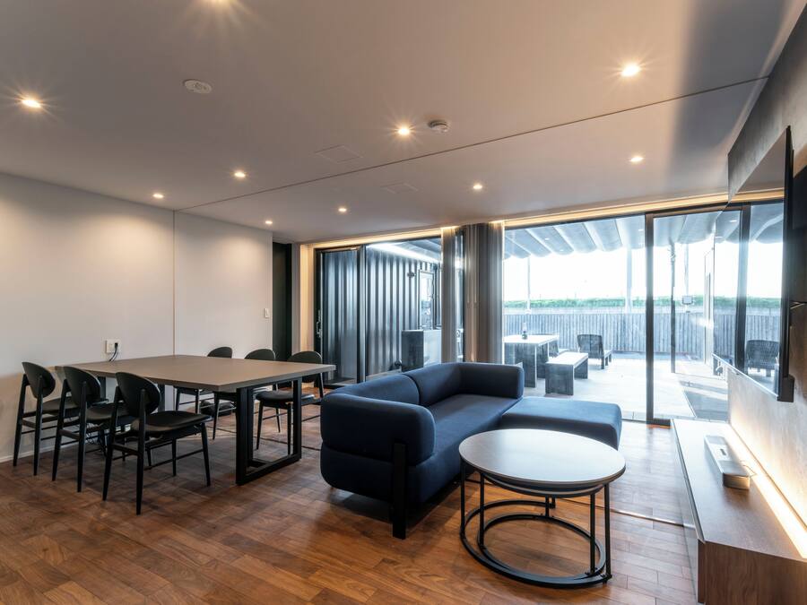 Een modern interieur met een eethoek, bank en een kleine tafel.