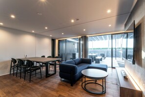 Vila presidencial | Sala de estar | Smart TV 60 polegadas com canais digitais, pisos aquecidos