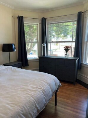 1 室のベッドルーム、デスク、WiFi (無料)、ベッドシーツ