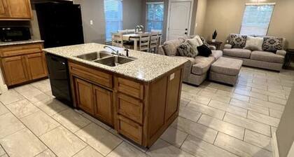 New Luxury 3 Bed 2 1/2 Bath Duplex