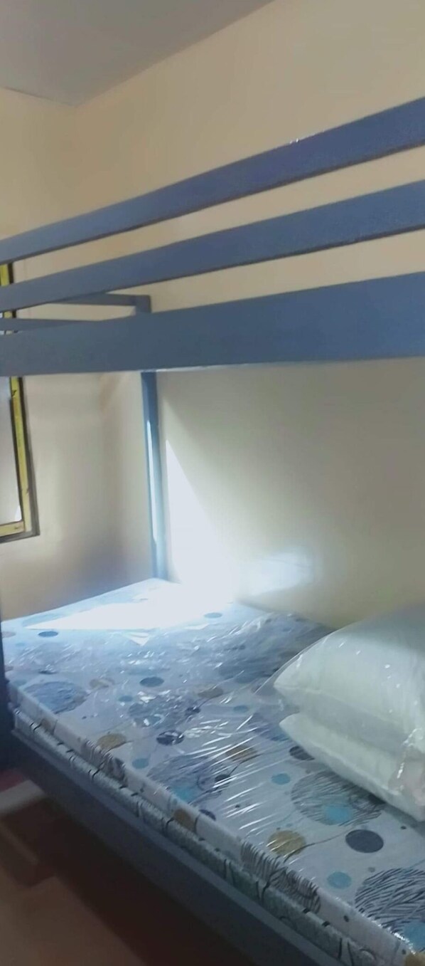 8 bedrooms, iron/ironing board, WiFi, bed sheets