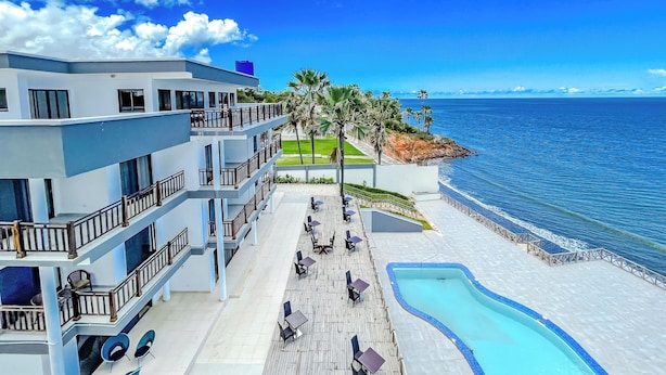 Un hôtel doté d’une piscine, d’un espace extérieur aménagé et offrant une vue sur l’océan.