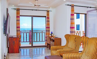 Muebles diferentes, escritorio y espacio para trabajar con laptop 