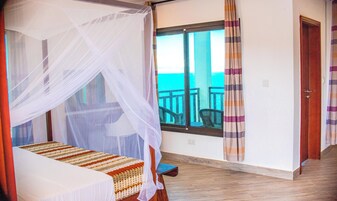 Muebles diferentes, escritorio y espacio para trabajar con laptop 