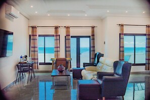 Loftsleilighet – business | Oppholdsområde | En 35-tommers plasma-TV med Parabol-TV