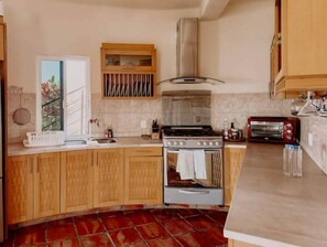 Fridge, oven, stovetop, coffee/tea maker