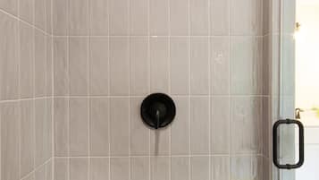 Ensemble douche/baignoire, serviettes fournies