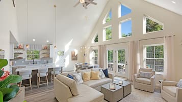 Smart-tv, een open haard, videospelletjes en tafelvoetbal