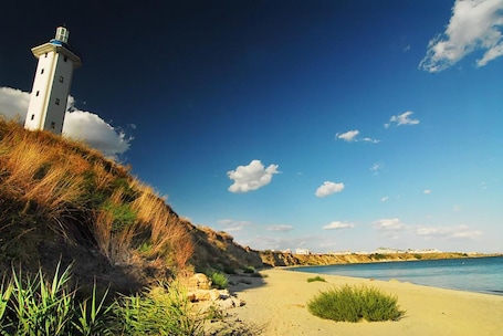 En la playa, arena blanca. Fara