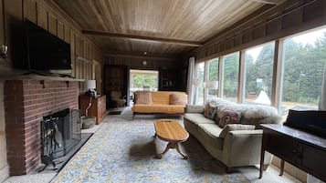 Smart TV, fireplace, offices