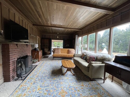 Ranch home w/ hot tub in the Mendocino Redwoods. Pet- & family-friendly.