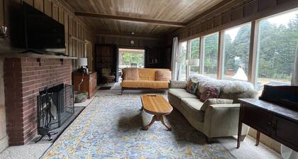Ranch home w/ hot tub in the Mendocino Redwoods. Pet- & family-friendly.