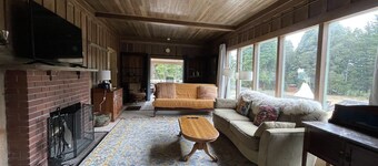 Ranch home w/ hot tub in the Mendocino Redwoods. Pet- & family-friendly.