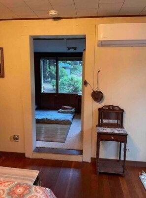 3 bedrooms, desk, travel crib, free WiFi - Ranch home w/ hot tub in the Mendocino Redwoods. Pet- & family-friendly. (Fort Bragg)