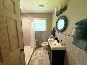 Shower, hair dryer, towels, soap - Cozy NB Pad - Minutes From All The Fun!
(New Braunfels)